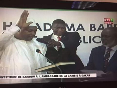 "آدم بارو "  يؤدي اليمين الدستوري كرئيس جديد " لغامبيا "