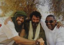 ولد الشافعي (يمين) مع الرهينتين الأسبانيين على الحدود المالية البوركنابية في 23 من أغسطس 2010 (بانا)