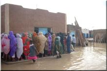Images d'habitants de Bir Mogrein cherchant refuge lors l'inondation de de cette ville. (Source : http://adrar-info.net/?p=34719).