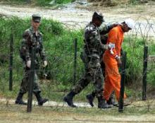 Prisonnier de Guantánamo conduit par ses géoliers